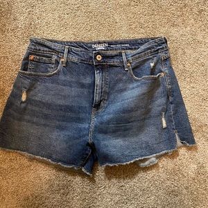 High rise Levi’s shorts